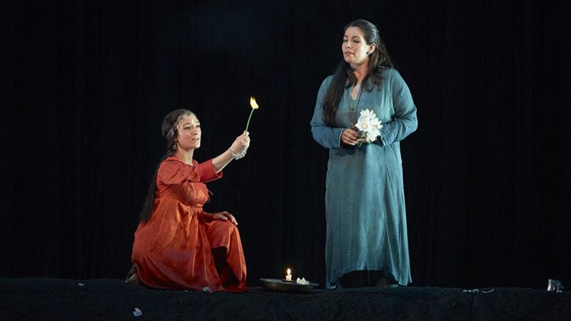 Acte I : Lakmé (Sabine Devieilhe) et Mallika (Élodie Méchain), le Duo des Fleurs. © Pierre Grosbois