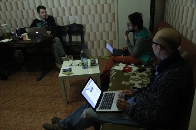 Trois membres de la Maison des journalistes dans la cuisine de la collocation