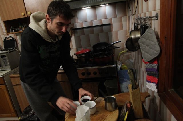 Vlad prépare du vin chaud pour ses collocs