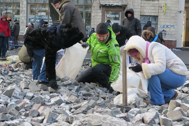 Manifestations à Kiev, dans la rue qui mène au parlement ukrainien