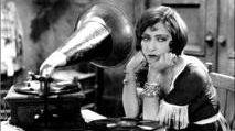 Femme au phonographe