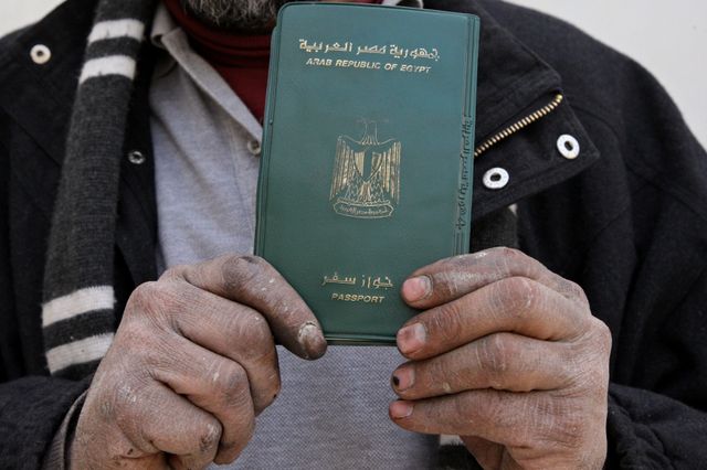 Un égyptien montre son passeport pour voter au érférendum