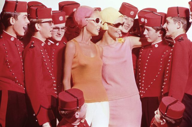 mannequins de la Maison Rodier présentant la nouvelle collection au milieu de mousses de sonnerie (grooms) du paquebot France