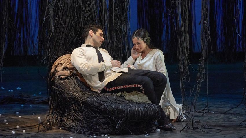 Lakmé (Sabine Devieilhe) et Gérald (Frédéric Antoun) © Pierre Grosbois