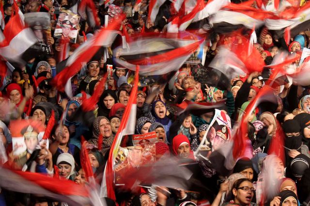 Les manifestants de la place Tahrir soutiennent la police et l'armée