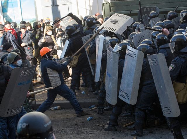 Affrontements entre manifestants et policiers près du Parlement à Kiev, le 18 février 2014