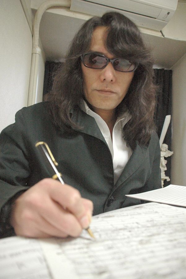 Le faux-compositeur Mamoru Samuragochi au "travail". (© MaxPPP)