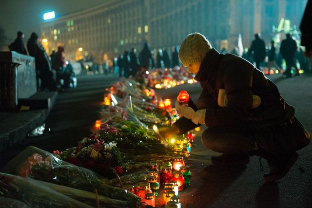 Sur le Maïdan, à Kiev on se recueille nuit et jour