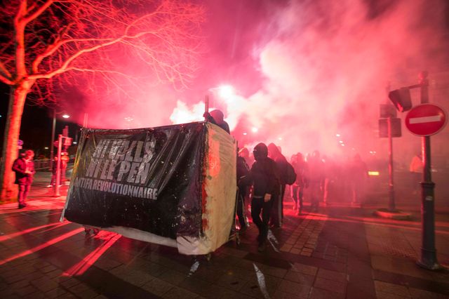 Des centaines de manifestants contre un meeting du FN