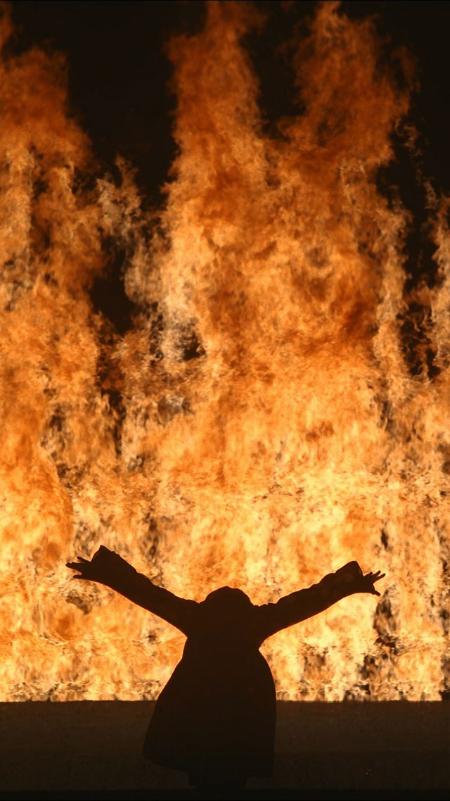 Bill Viola, Fire Woman, 2005, projection vidéo couleurs haute définition, quatre enceintes, 11 minutes 12 secondes