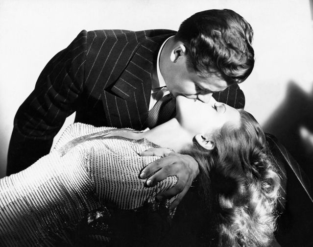 Glenn Ford embraçant Rita Hayworth dnas un scène de "Gilda"