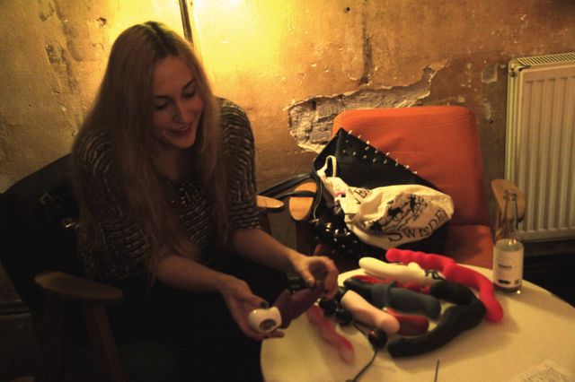 Areta et la collection de sex toys du Pussy project