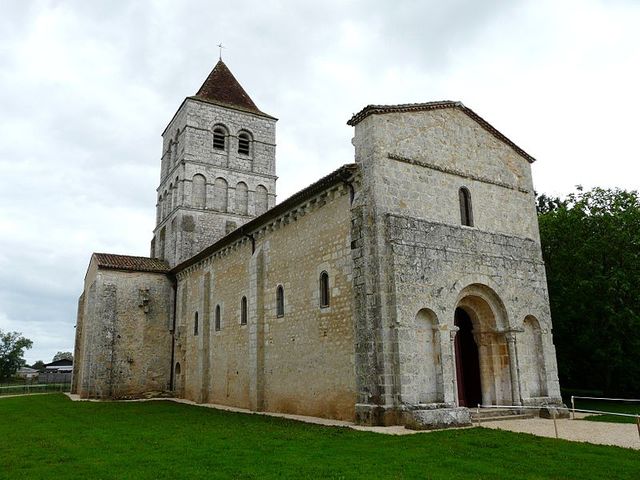 Français : L'église Saint-Robert, Javerlhac-et-la-Chapelle-Saint-Robert, Dordogne