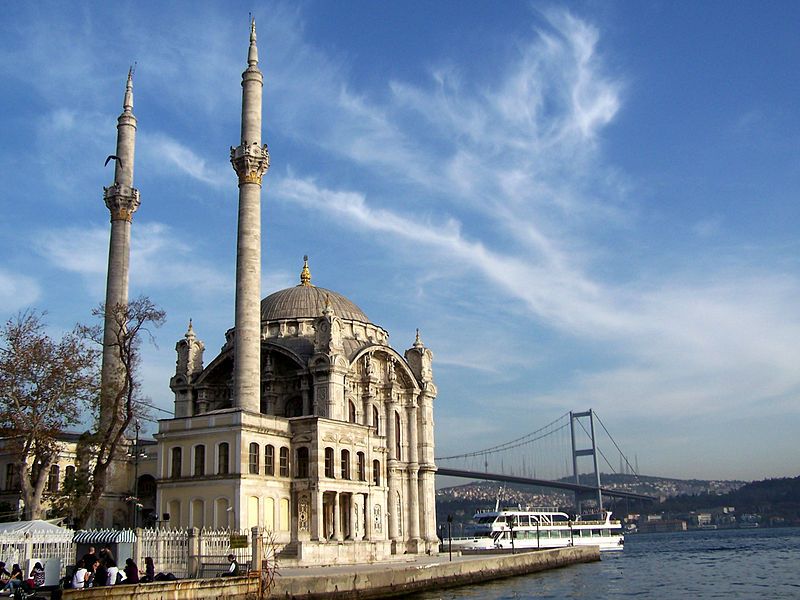 Turquie, la Mosquée Ortaköy, sur le Bosphore, à Istanbul