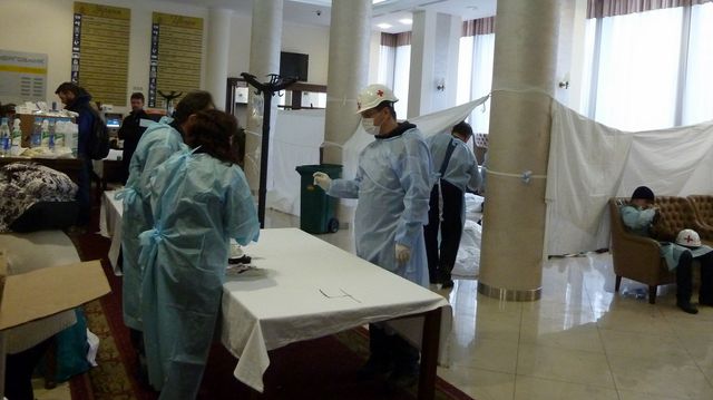 Dans le hall de l'hôtel Ukrainia, des draps pour cacher les nombreux corps