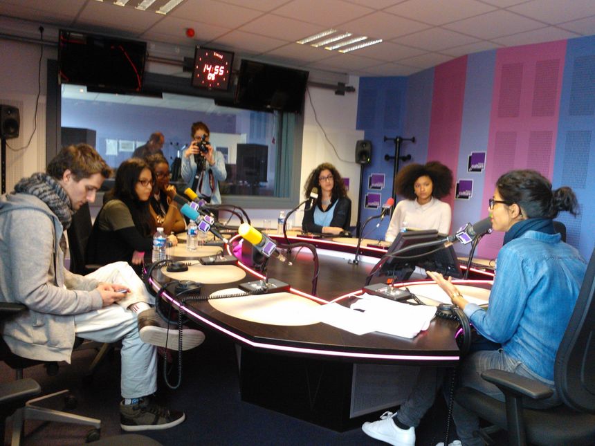 Louise Tourret accueille dans le studio de FC Jérémie Fontanieu et ses élèves