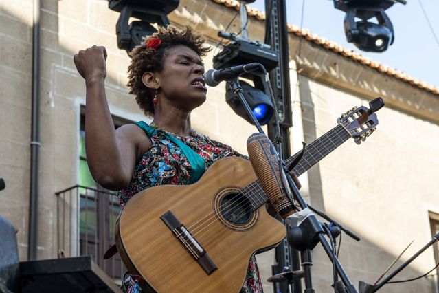 La chanteuse capverdienne Carmen Souza au Festival WOMAD à Caceres, en Espagne