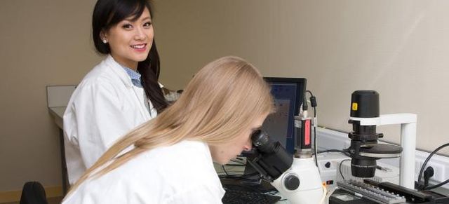 jeunes femmes dans un laboratoire