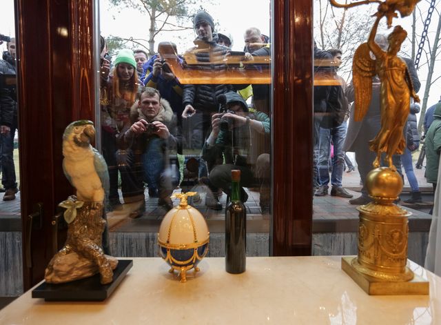 les habitants de Kiev observent stupéfaits le luxe de la résidence de Vicktor Ianoukovich