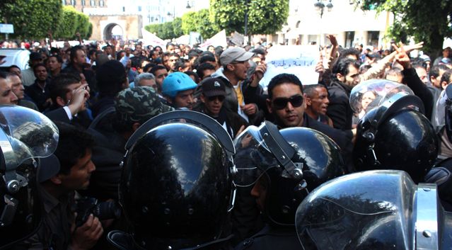 Manifestation devant le siège de l'Union tunisienne générale du travail (UGTT) à Tunis le 7 avril 2012