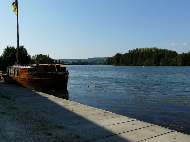 Gabare sur le plan d'eau du Temple-sur-Lot