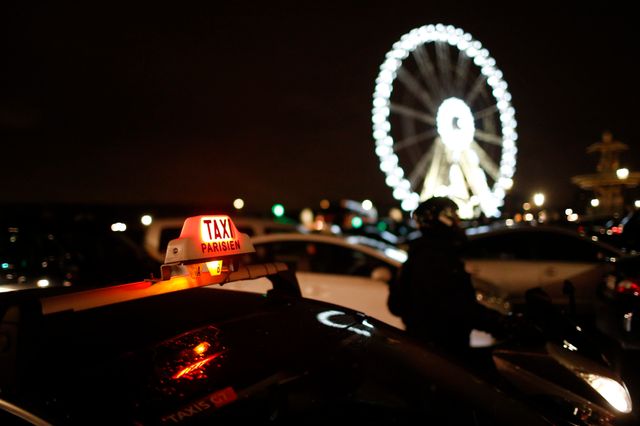 Les taxis rassemblés place de la Concorde à Paris contre les VTC