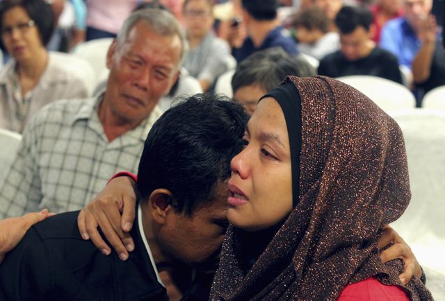 Des proches des victimes de l'avion de la Malaysian