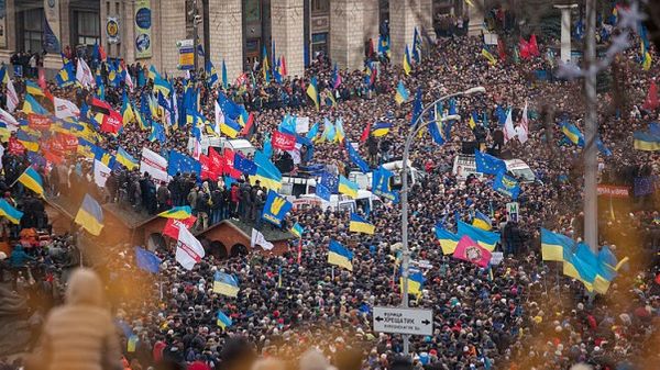 « Flashmob » en hommage aux victimes des manifestations pro-européennes en Ukraine