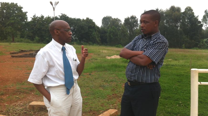 Marcel Kabanda (à gauche), historien