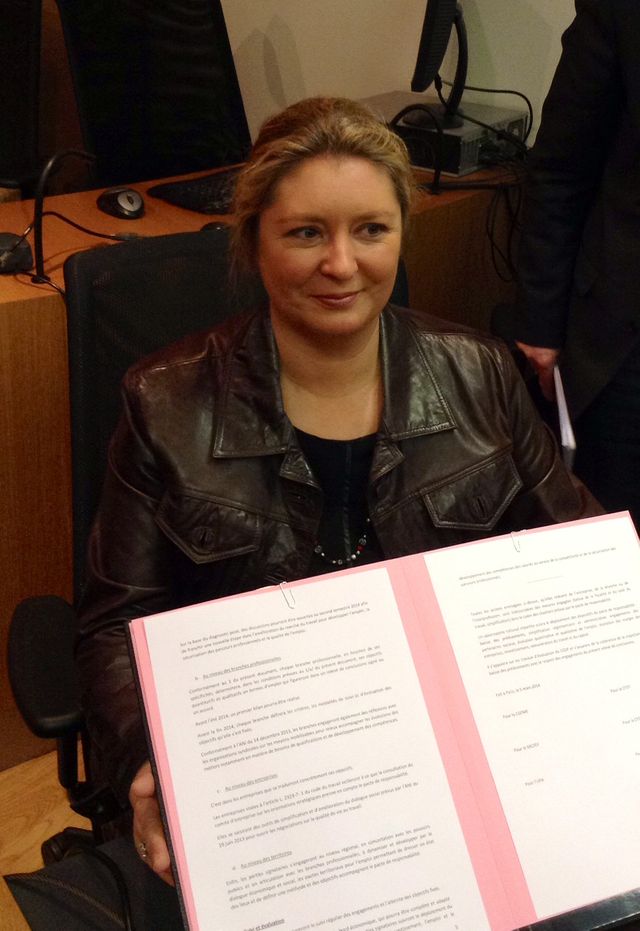Carole Couvert montre le parapheur du Pacte de responsabilité