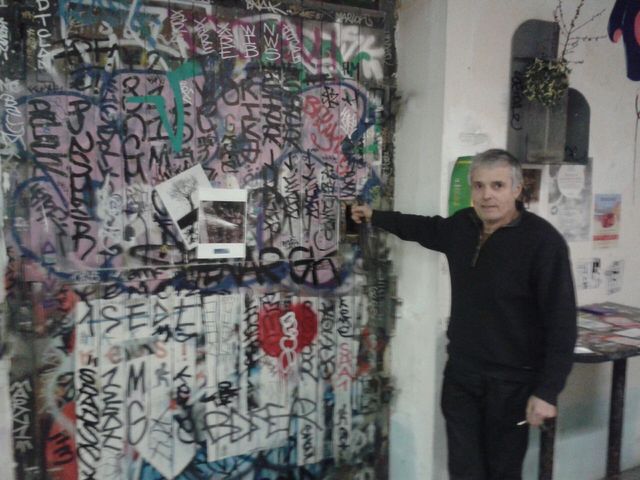 Jean-Paul Reti, fabricant d'objets, devant son atelier aux Frigos de Paris