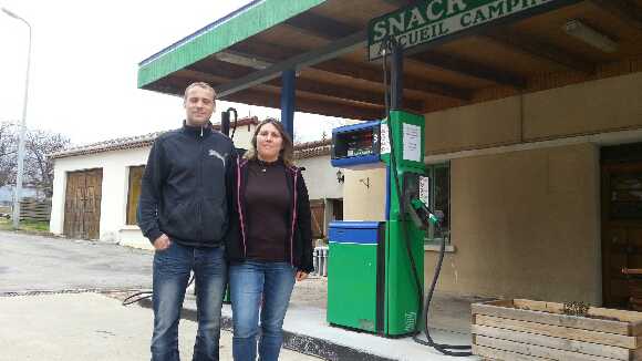 Céline et David, les gérants de la station essence de Montpezat