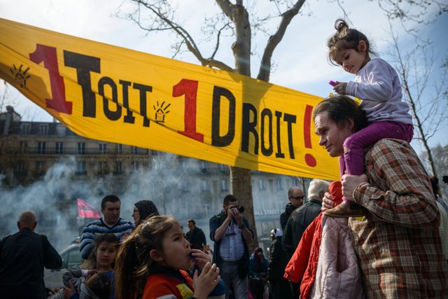 Des militants du DAL, de Jeudi Noir et d'associations de defense de mal loges manifestent place de la Republique