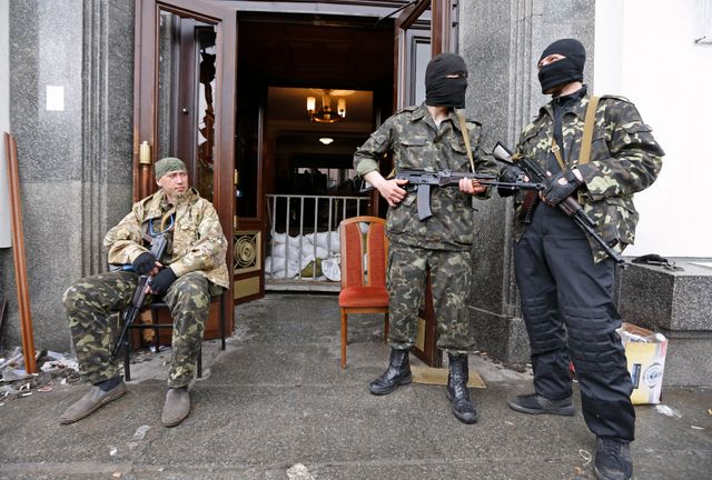 Militants pro-russes devant l'entrée du siège du gouvernement régional à Louhansk