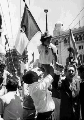 Population en liesse après la proclamation officielle de l'indépendance le 5 juillet 1962