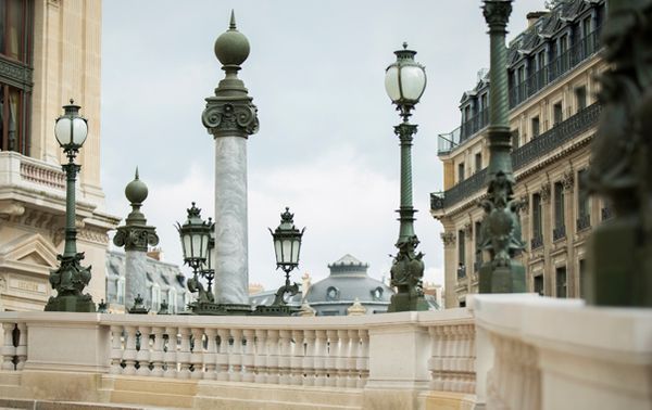 Une colonne impériale et plusieurs lampadaires de la ceinture de lumière du Palais Garnier. (© Elisa Haberer/Opéra de Paris)