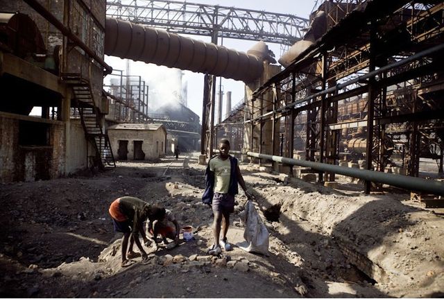 RDC : des enfants cherchent des résidus de cuivre sur le site de Lubumbashi