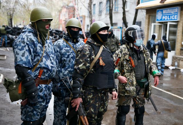 Militants pro-russes armés à Slaviansk
