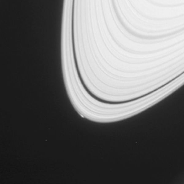 une lune autour de Saturne
