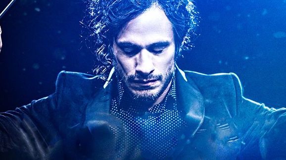 Gael Garcia Bernal dans le rôle de Rodrigo, un chef d'orchestre sud-américain ressemblant étrangement à Gustavo Dudamel. (DR)
