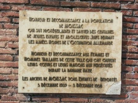 Plaque commémorative sur la place Bouli et Shatta Simon