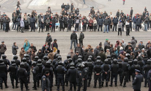 Un cordon de forces de sécurité face à un groupe de manifestants pro-russes devant l'immeuble de l'administration régionale à Kh