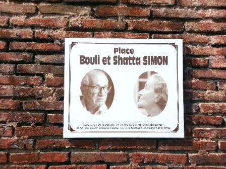 Médaillons commémoratifs sur la place Bouli et Shatta Simon