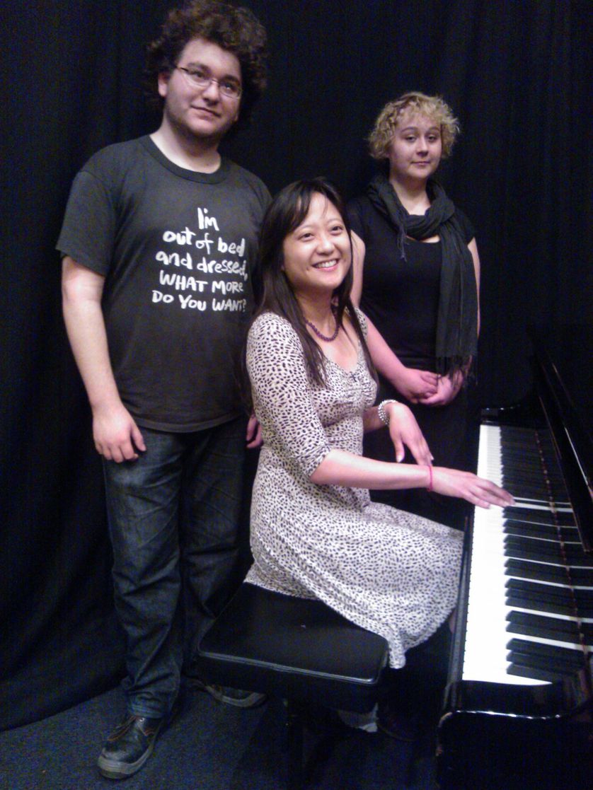 Aurélia Aurita (au piano), entourée de Noam et Jeanne (2 élèves du LAP)
