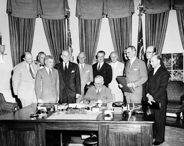 Le président des Etats-Unis Harry Truman signant les accords de l'Organisation du traité de l'Atlantique Nord le 4 avril 1949