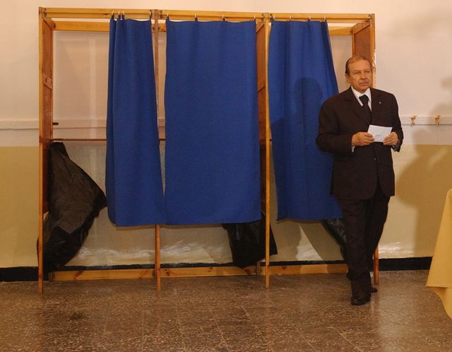 Le president Bouteflika vote pour la charte de reconcilation nationale en Algerie - 2005