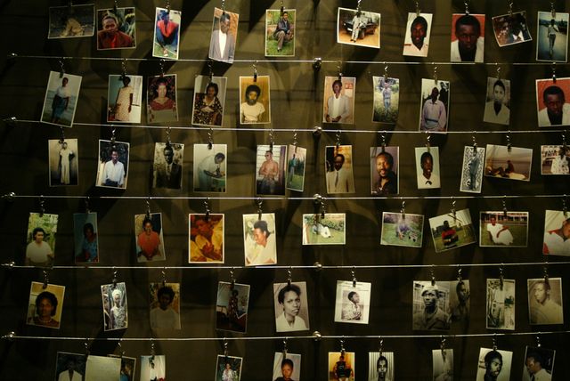 Photos de rwandais tués pendant le génocide, exposées au mémorial de Gisozi Rwanda