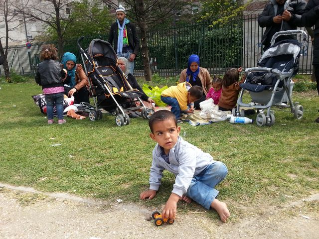 152 réfugiés syriens se rassemblent tous les jours dans le square Édouard Vaillant de Saint Ouen en attendant de trouver un toit