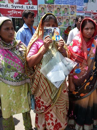 Au Bangladesh, les familles de victimes du Rana Plaza manifestent toujours un an après