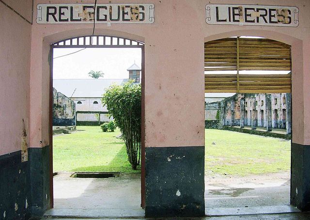 Porte des libérés et porte de relégués au bagne de saint-Laurent-du-Maroni en Guyane